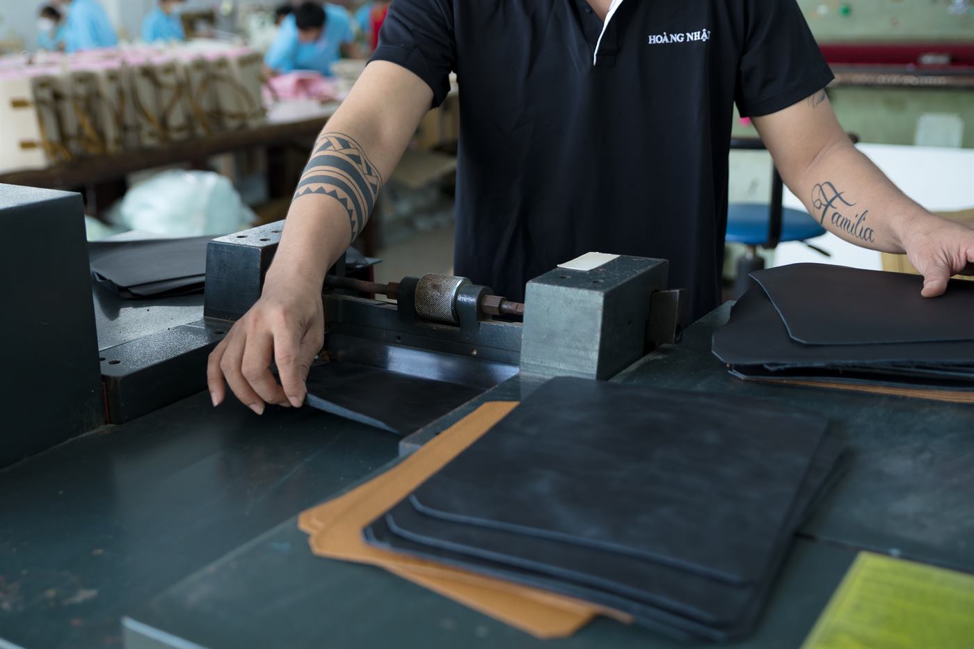 ホアンニャット工房の油圧抜き機で作業する職人