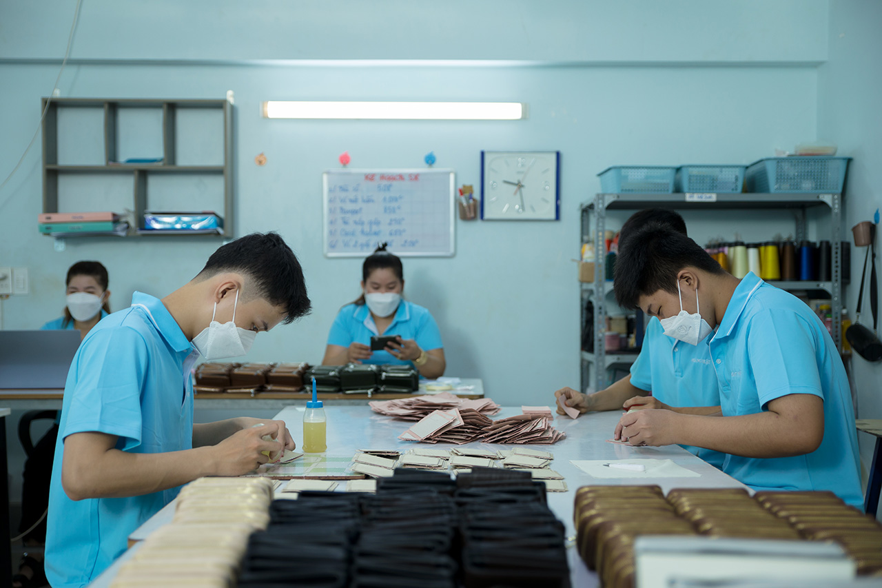 Xưởng may ví da số lượng lớn